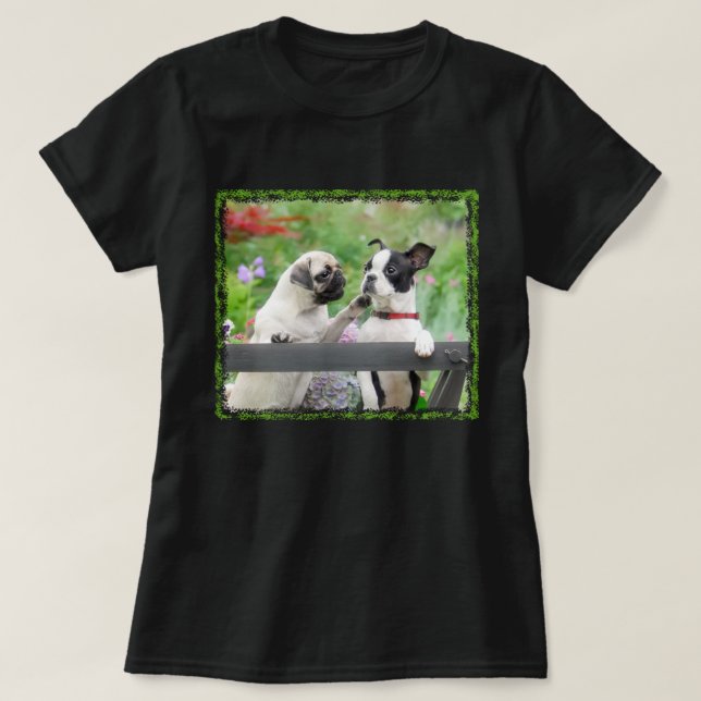 Zwei Hunde ein Mops Welpe und Boston Terrier zusam T-Shirt (Design vorne)