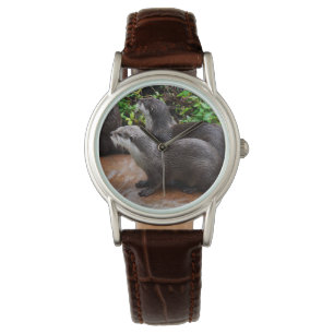 Zwei hungrige Otter, die für Fische Gewartet werde Armbanduhr