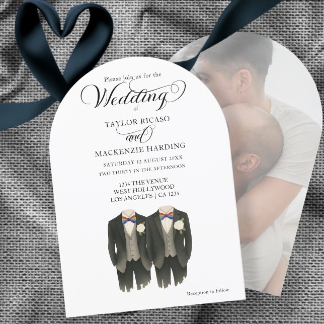 Zwei Hütten in Rainbow-Krawatte Gay Wedding Foto Einladung (Two grooms in Rainbow Ties Gay Wedding photo Invitation by Ricaso exclusive to Zazzle)