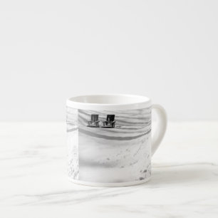 Zwei im Schnee begrabene Stühle Espressotasse