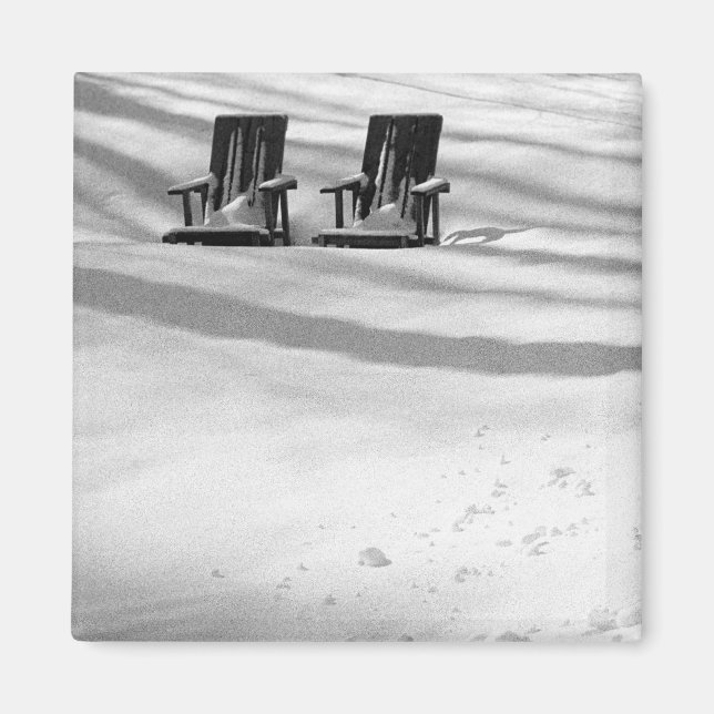 Zwei im Schnee begrabene Stühle Magnet (Vorne)