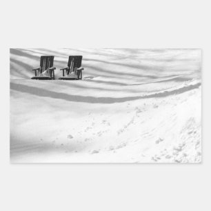 Zwei im Schnee begrabene Stühle Rechteckiger Aufkleber