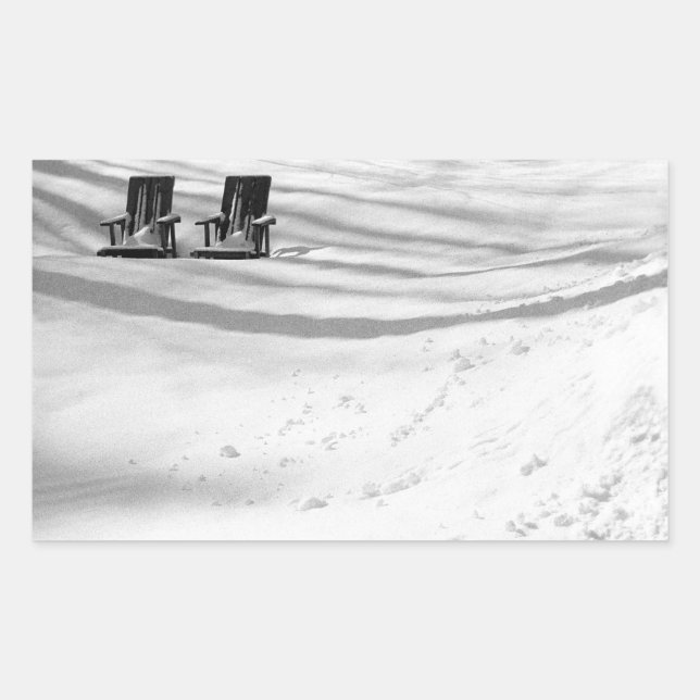 Zwei im Schnee begrabene Stühle Rechteckiger Aufkleber (Vorderseite)