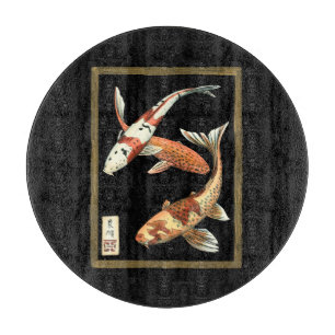 Zwei Japaner Koi Goldfisch auf schwarzem Schneidebrett