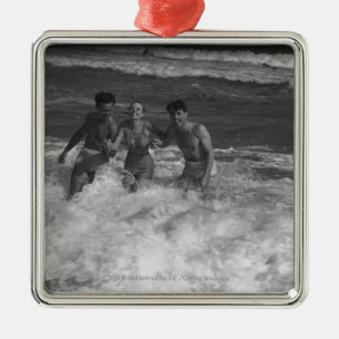 Zwei junge Männer und Frau, die in der Welle B&W Silbernes Ornament