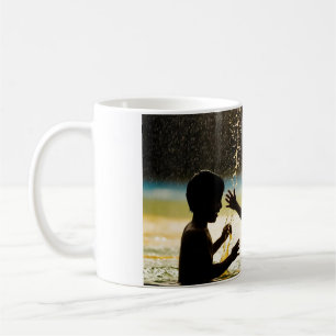 Zwei Jungen spielen am Wasser Kaffeetasse