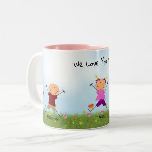 Zwei Jungs, die ein Mädchen an der Tasse der Mutt
