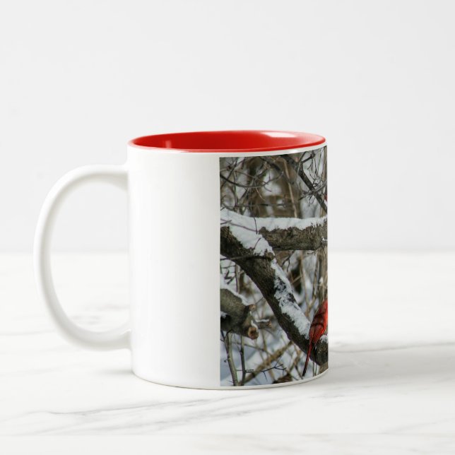 Zwei Kardinäle auf einer Schneeabzweigung Zweifarbige Tasse (Links)