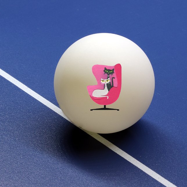 Zwei Kätzchen aus der Mitte des Jahrhunderts in ei Tischtennisball (Classy atomic cats sitting in pink mid century chair on white pink pong balls.)