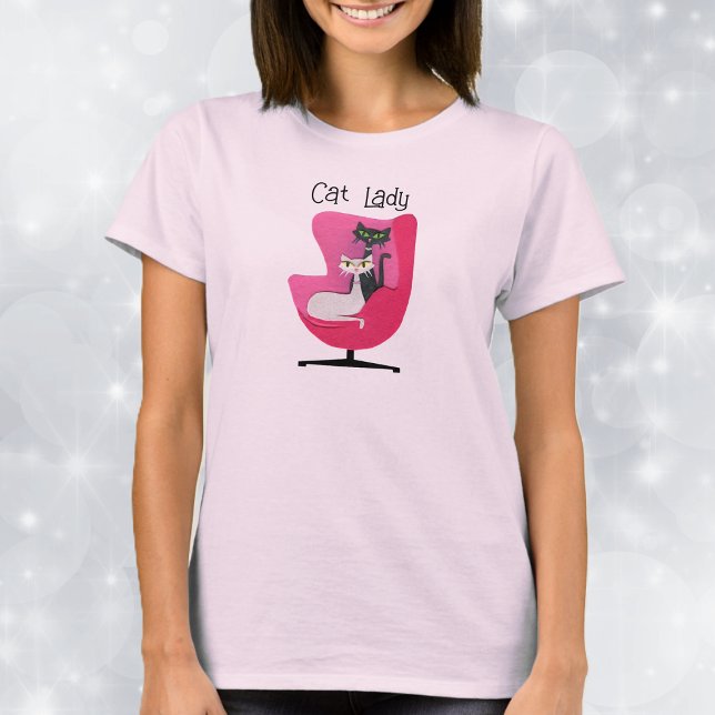 Zwei Katzen aus dem Mittelalter im rosa Stuhl T-Shirt (Two mid century cats sitting in pink chair with Cat Lady text on pink womans tee shirt.)