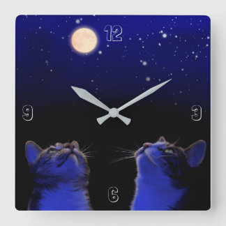 Zwei Katzen beobachten Mond und Sterne Quadratische Wanduhr