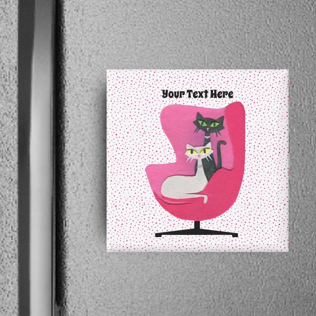 Zwei Katzen in rosa Stuhl aus der Mitte des Jahrhu Magnet (Mid century cats sitting in bright pink chair pink polka dots on white square magnet.)