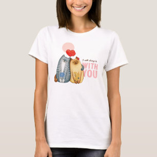 Zwei Katzen mit Herzformen und romantischen m T-Shirt