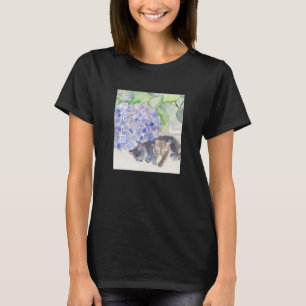 Zwei Katzen schlafen neben einer Hortensie Japanis T-Shirt