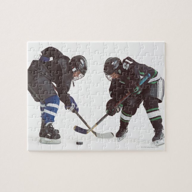 zwei kaukasische Hockeyspieler mit Gegenspieler (Horizontal)