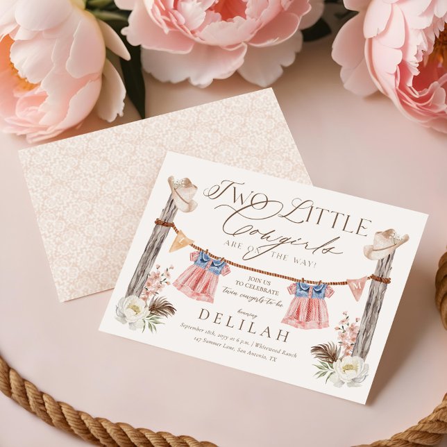 Zwei kleine Cowgirls sind unterwegs mit einer Baby Einladung (Two Little Cowgirls Are on The Way Baby Shower Invitation)