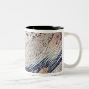 Zwei kleine Fischerboote auf dem Meer Zweifarbige Tasse