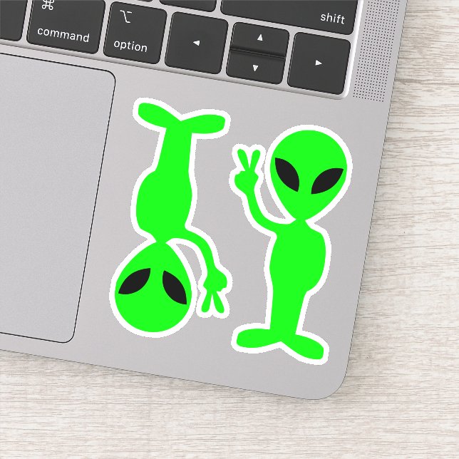 Zwei kleine grüne Außerirdischen Aufkleber (Detail)