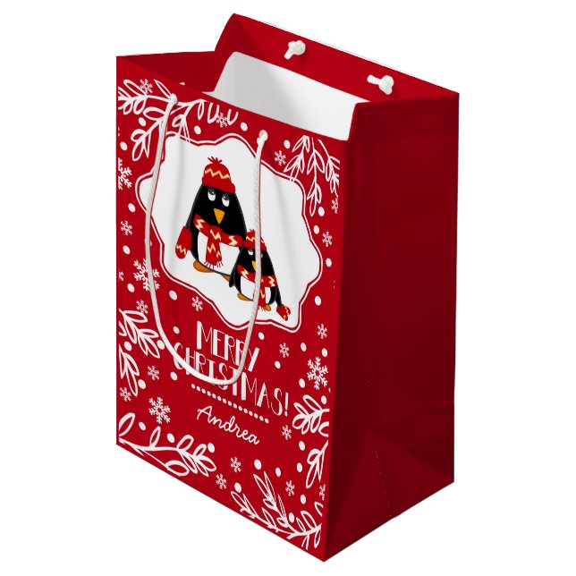 Zwei kleine Pinguine Individuelle Name Weihnachtsg Mittlere Geschenktüte (Vorderseite Schrägansicht)