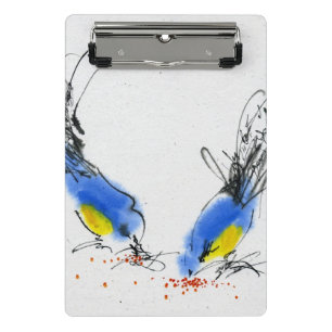 Zwei kleine titmouses, die Korn pecking sind. Mini Klemmbrett