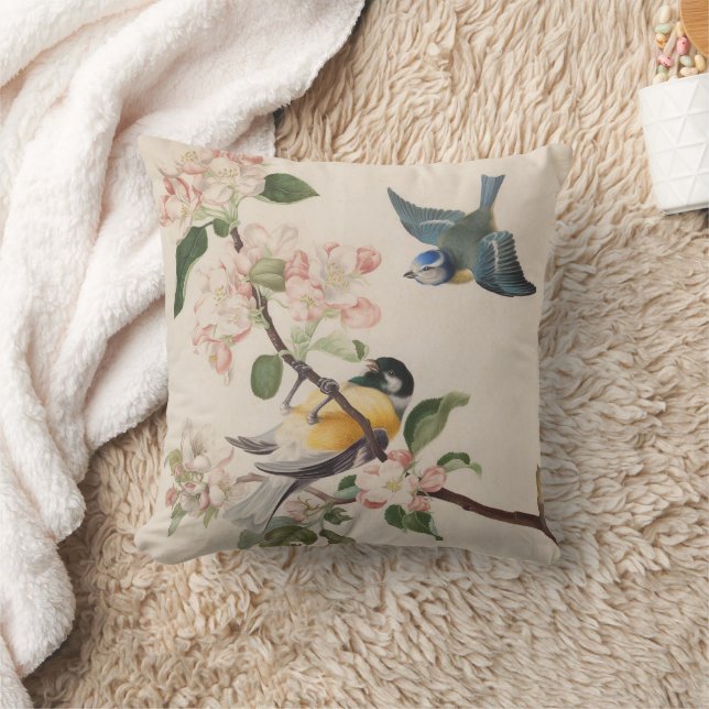 Zwei kleine Vögel in der Nähe eines Apfelblumenzwe Kissen (Decke)