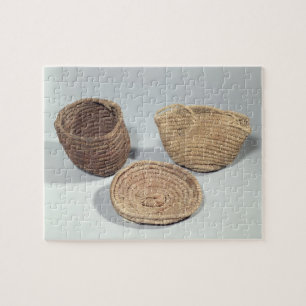 Zwei Körbe und eine Abdeckung (gesponnene