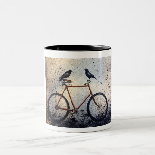 Zwei Krähen auf dem Fahrrad Zweifarbige Tasse (Mittel)