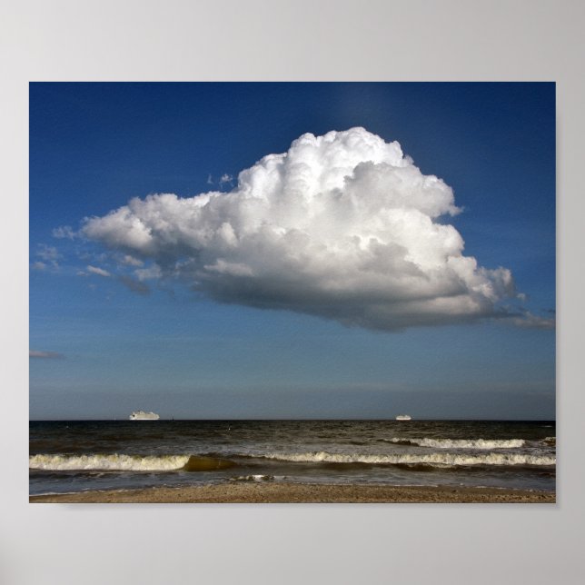 Zwei Kreuzfahrtschiffe unter einer riesigen Wolke, Poster (Vorne)