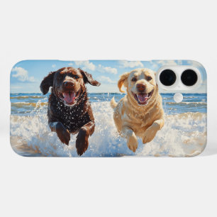 Zwei Labrador Retriever am Strand iPhone 16 Plus Hülle