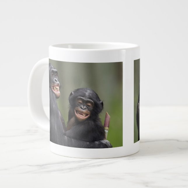 Zwei lächelnde Bonobos Jumbo-Tasse (Vorderseite Links)