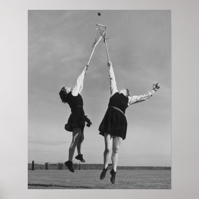 Zwei Lacrosse Spieler springen für den Ball. Poster (Vorne)