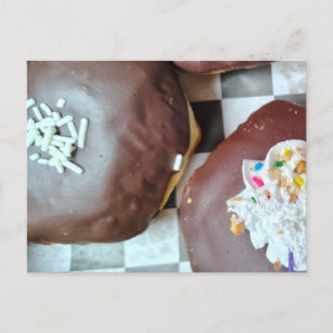 Zwei leckere Donuts, bereit zum Genießen Postkarte