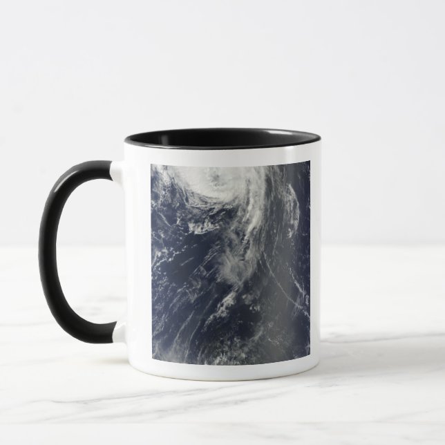 Zwei mächtige Stürme erstrecken sich über den Atla Tasse (Links)