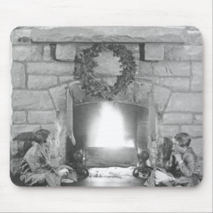 Zwei Mädchen, die durch einen Kamin am Weihnachte Mousepad