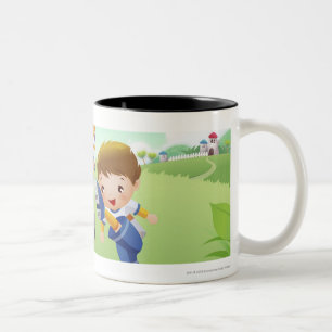 Zwei Mädchen und ein Junge, der Fußball spielt Zweifarbige Tasse