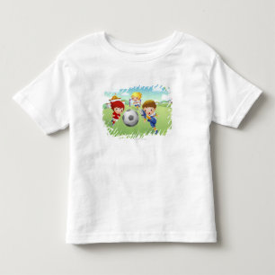 Zwei Mädchen und ein Junge spielen Fußball Kleinkind T-shirt