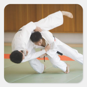 Zwei Männer im Judo-Match 2 Quadratischer Aufkleber