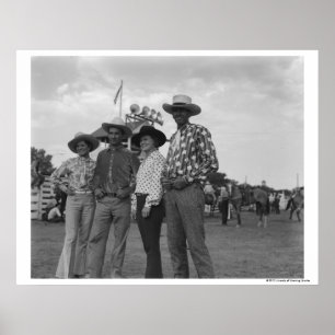 Zwei Männer und zwei Frauen an einem Rodeo Poster