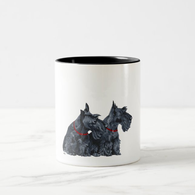 Zwei merkwürdige schottische Terrier Zweifarbige Tasse (Mittel)