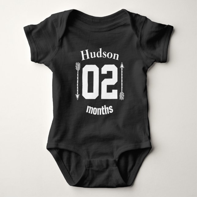 Zwei Monate alte Pfeile Baby Boy Personalisiert Strampler (Vorderseite)