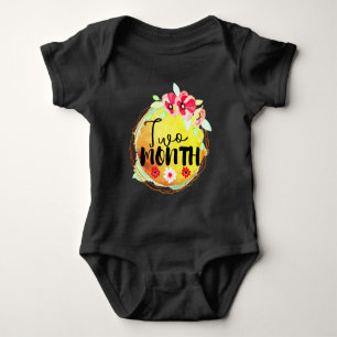 ZWEI-MONATE-Meilenstein-Label für die Blumenwerbun Baby Strampler