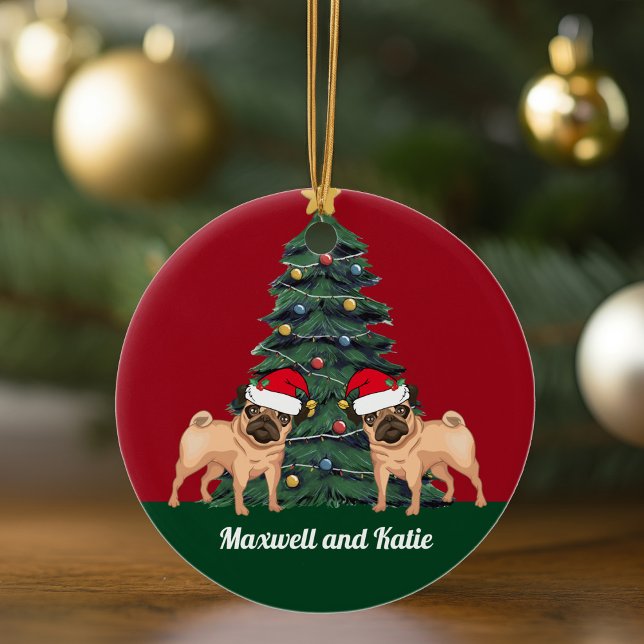 Zwei Mops Weihnachtshunde in Weihnachtsmannmütze N Keramik Ornament (Von Creator hochgeladen)