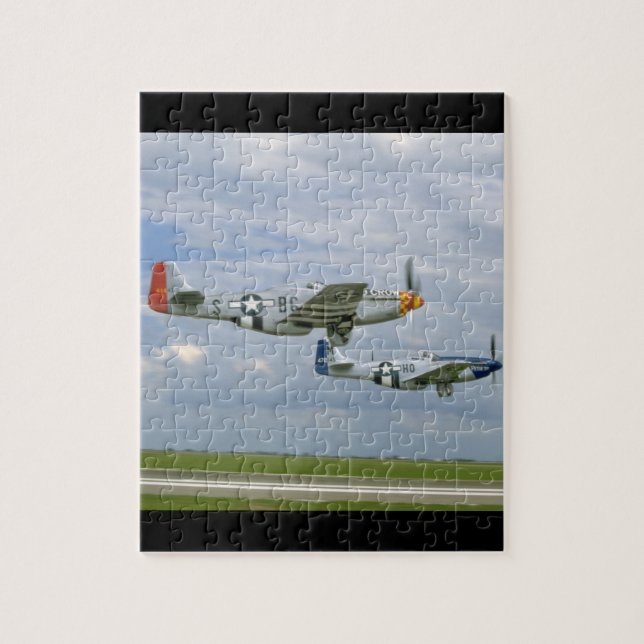 Zwei Mustangs P51, die vorbei. _WWII Flugzeuge (Vertikal)