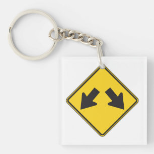 Zwei nach unten zeigende Pfeile Warnstraßenschild Schlüsselanhänger