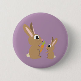 Zwei Niedliche Kaninchen, die eine Möhre teilen Button