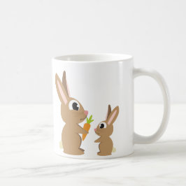 Zwei Niedliche Kaninchen, die eine Möhre teilen Kaffeetasse