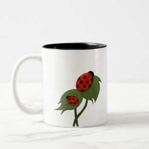 Zwei niedliche Ladybugs auf einer Pflanze Zweifarbige Tasse