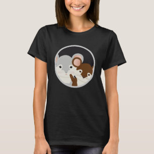 Zwei niedliche Mäuse im Mausloch T-Shirt