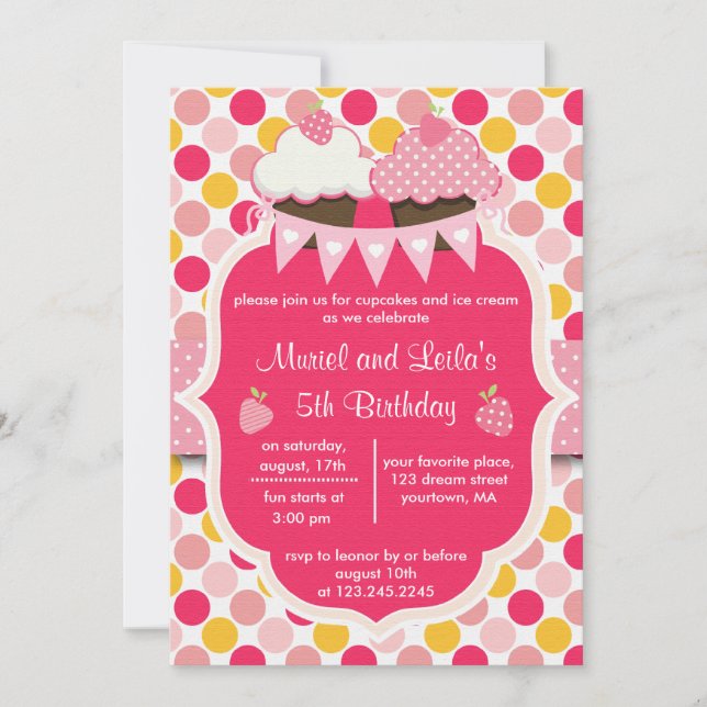 Zwei Niedliche Pink Cupcakes, Dots & Strawberries  Einladung (Vorderseite)