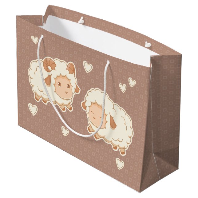 Zwei Niedliche Schafspattern auf Braun Große Geschenktüte (Rückseite Schrägansicht)